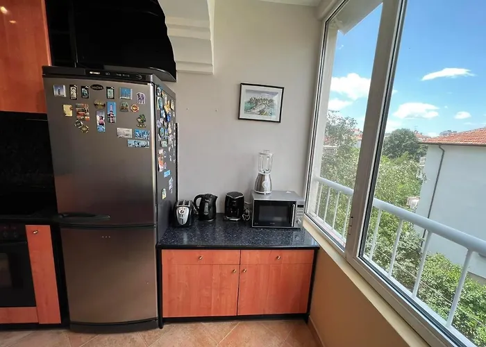 Lugano Couples Quiet W Free Street Parking