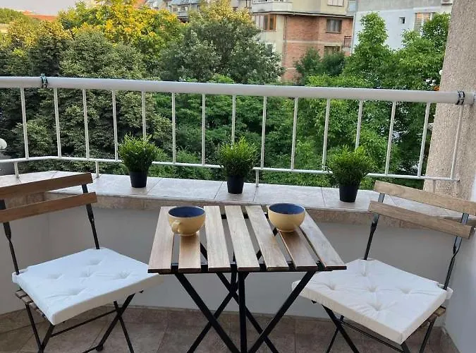 Lugano Couples Quiet W Free Street Parking *